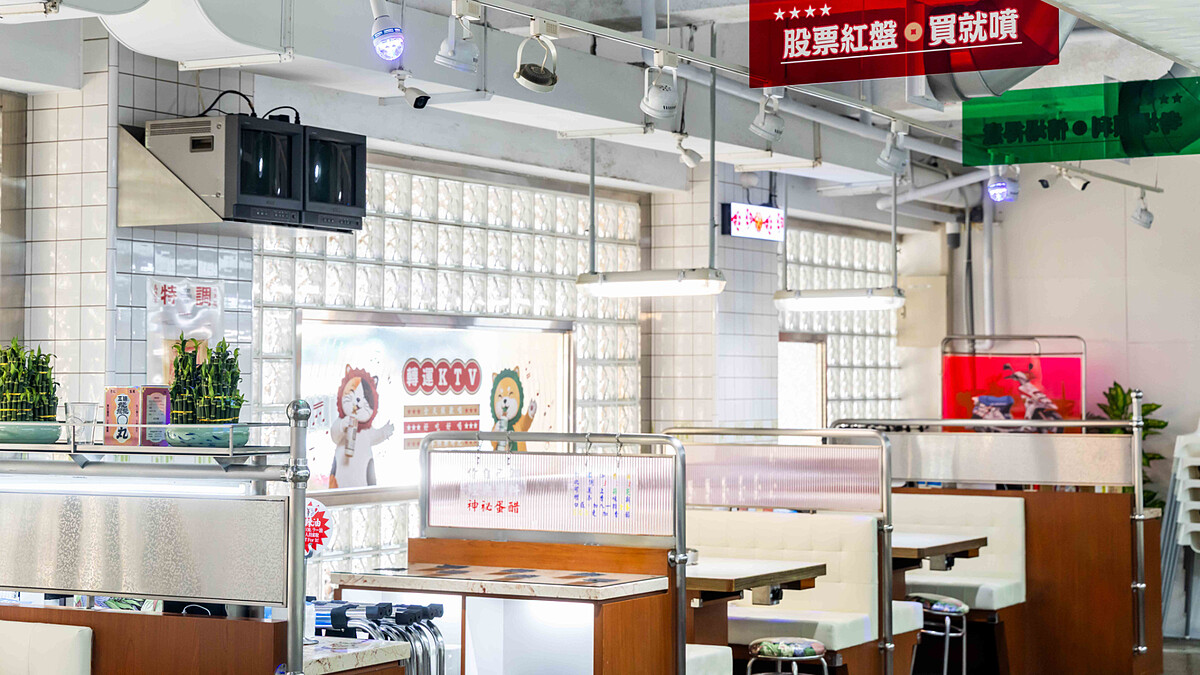 詹記麻辣火鍋變身轉運KTV!開喜烏龍茶聯名特調打卡免費喝,加碼送白沙屯聯名聖筊