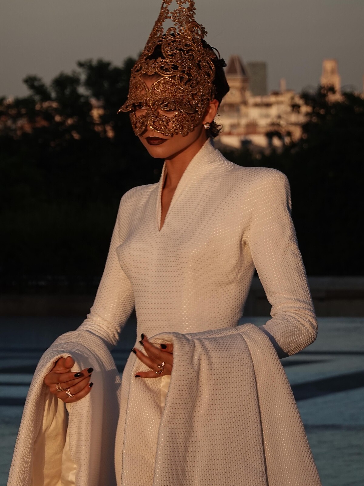《奧德賽》巴黎宣傳,Zendaya身穿Alexander McQueen for Givenchy 1997春夏高訂,是McQueen初掌Givenchy的作品,且如當年伸展台,戴上愛爾蘭製造帽大師Philip Treacy之頭飾。當年該系列以古希臘神話「尋找金羊毛」為靈感,Law Roach以此舉致敬McQueen和史詩電影。