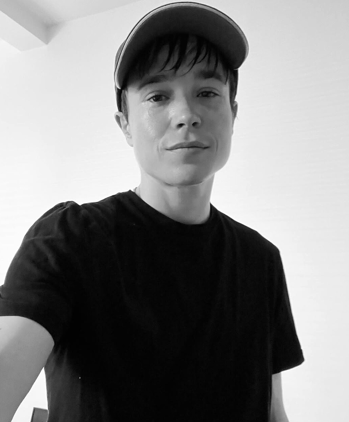 2020年,Ellen Page 改名為 Elliot Page,公開跨性別男性身分。