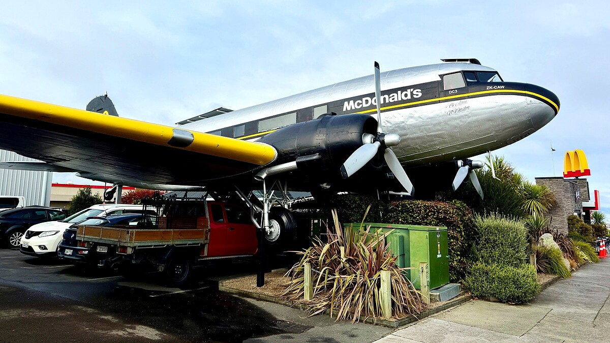 全球唯一「飛機麥當勞」開箱!紐西蘭陶波把退役飛機變餐廳,機艙內部、順遊景點一次看