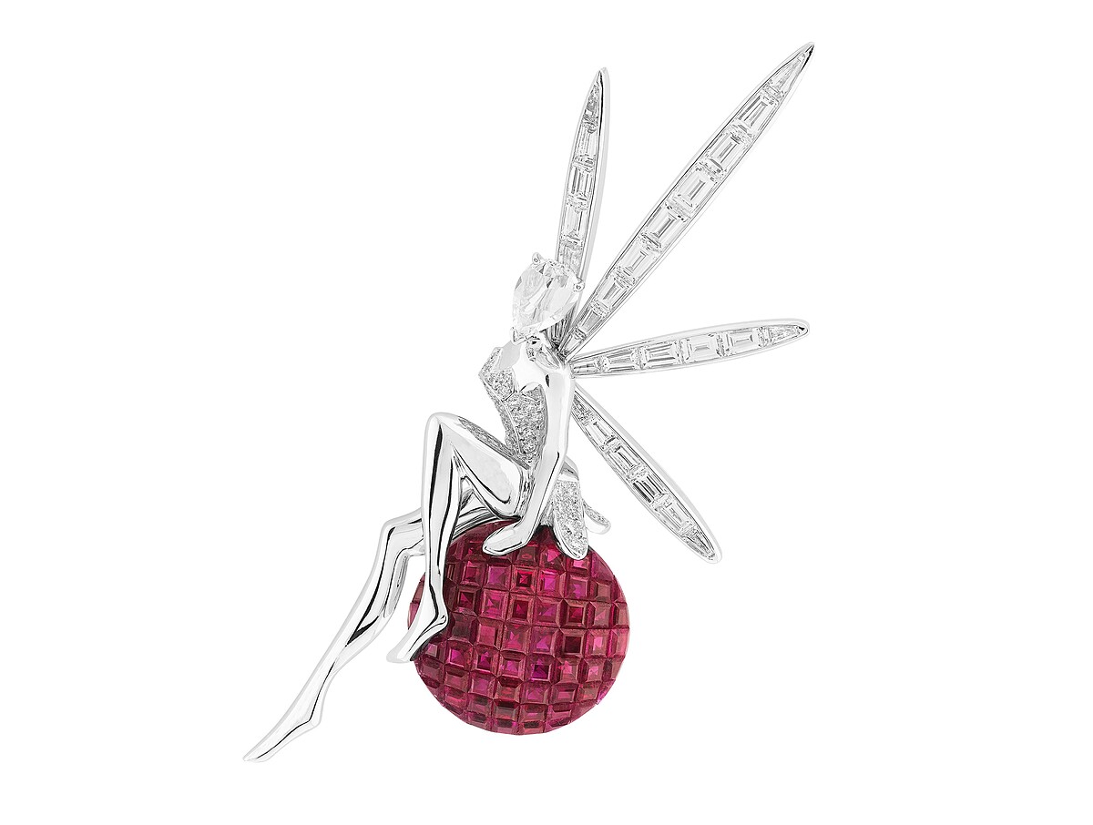 Signature高級珠寶系列 Caresse d'Éole fairy 胸針(18K白金、18K玫瑰金、Traditional Mystery Set傳統隱密式鑲嵌紅寶石、鑽石)。