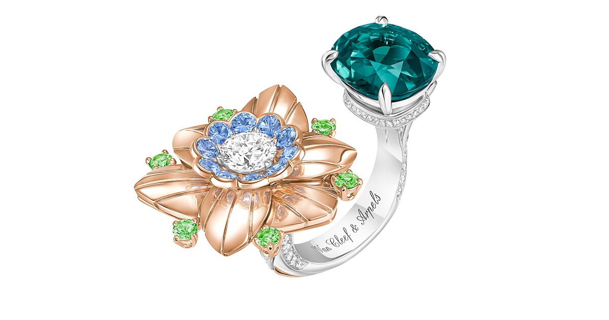 Signature高級珠寶系列Jonquille Between the Finger 戒指 (18K玫瑰金、18K白金,搭配一顆6.15克拉的枕形切割綠藍色碧璽、藍寶石、沙弗萊石與鑽石)。