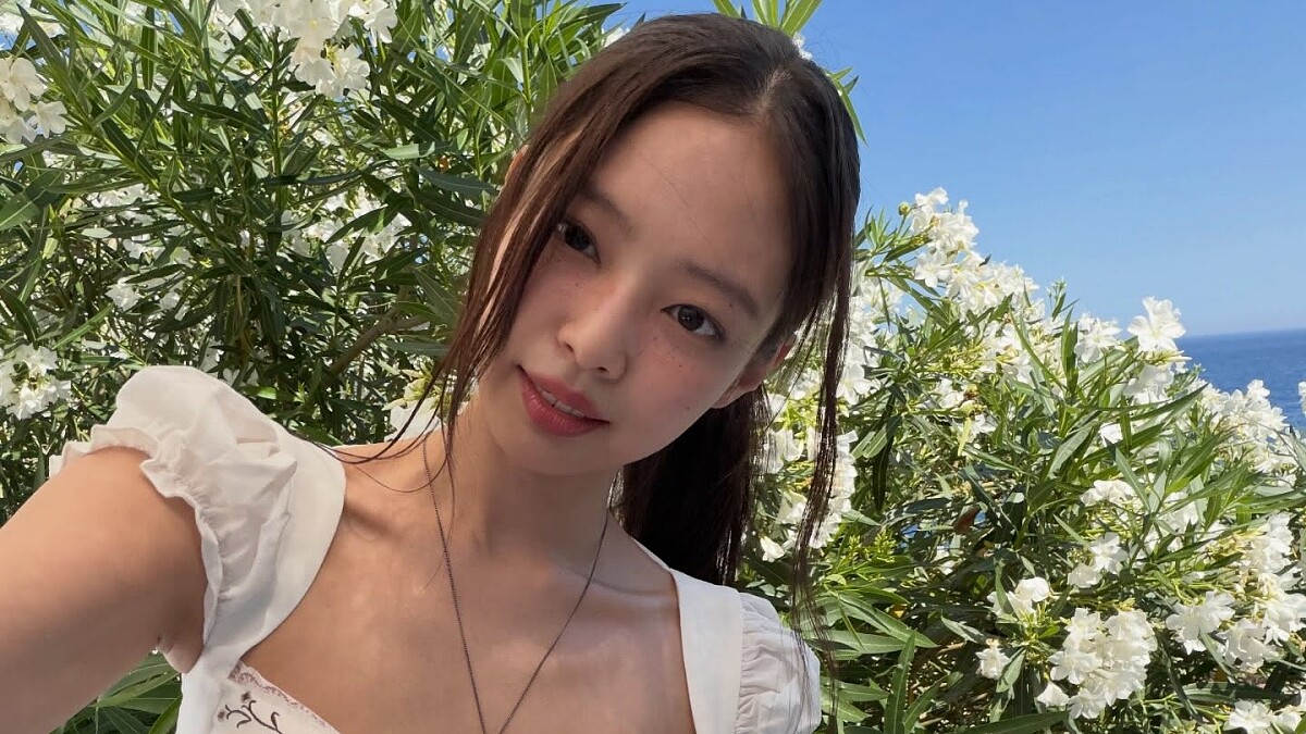 Jennie〈Less than a Lover〉MV造型解析！白色洋裝、法式娃娃鞋全被問翻，Skall、Lemaire、小眾品牌一次帶你看