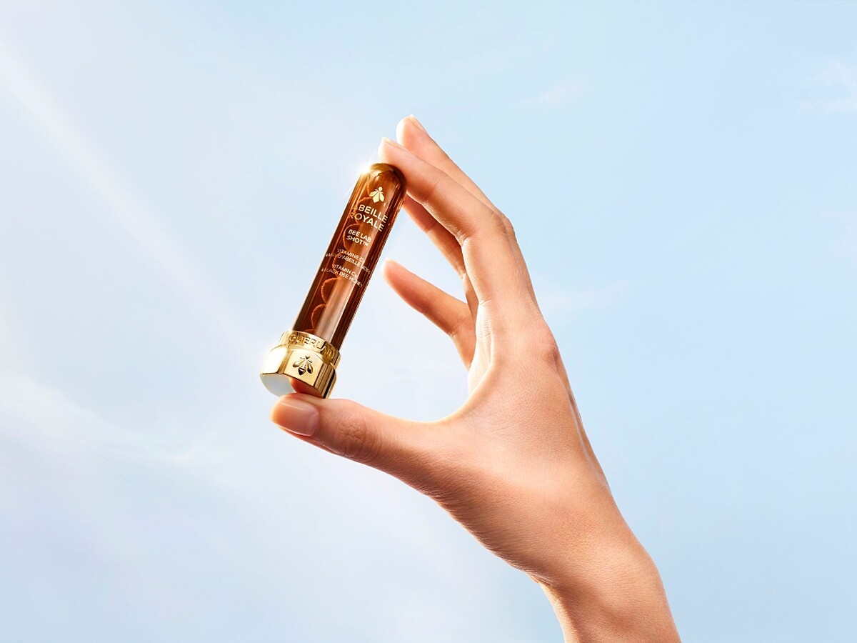 嬌蘭皇家蜂王乳激活能量凍晶以7顆凍晶、7天密集修護，極致煥亮與深層撫紋。