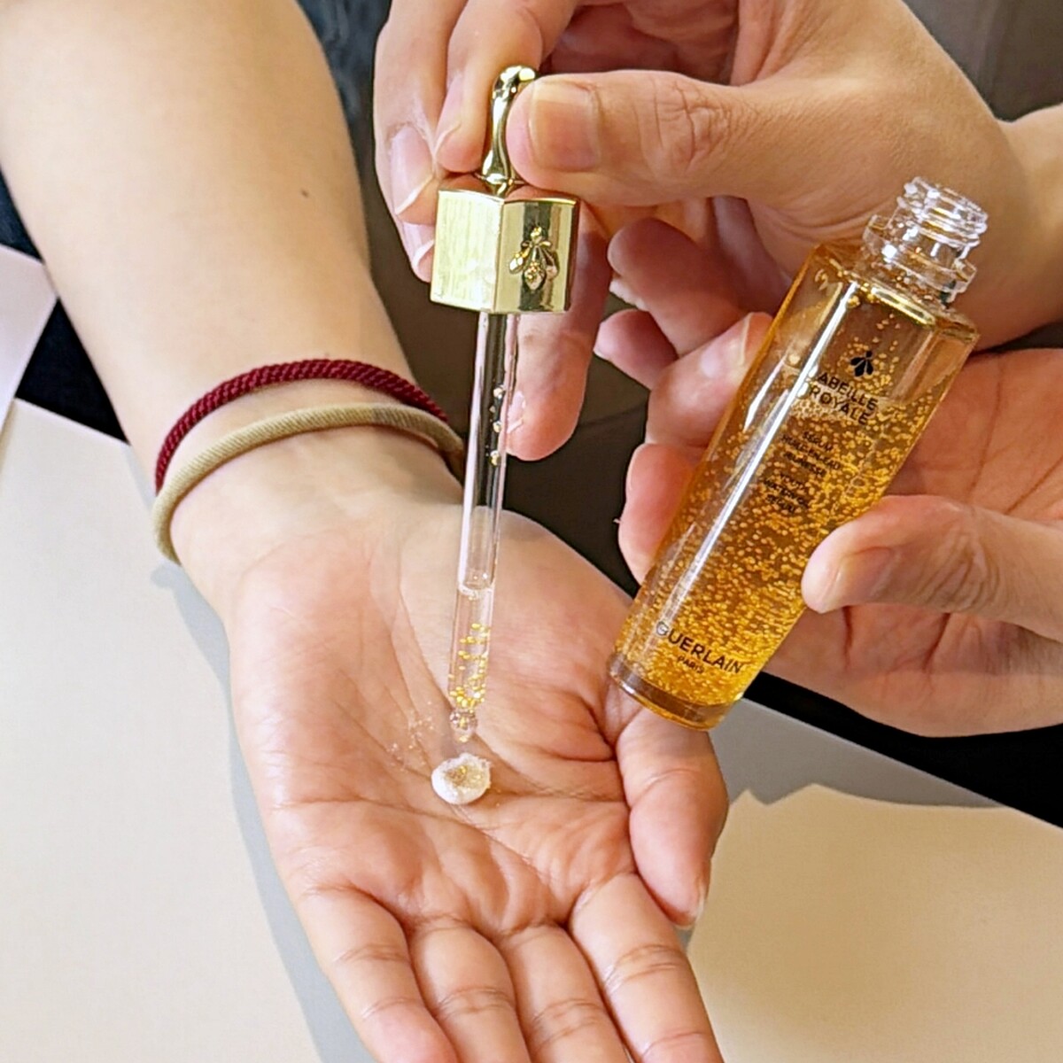 嬌蘭皇家蜂王乳激活能量凍晶使用時以一顆搭配10滴皇家蜂王乳平衡油精華調和。