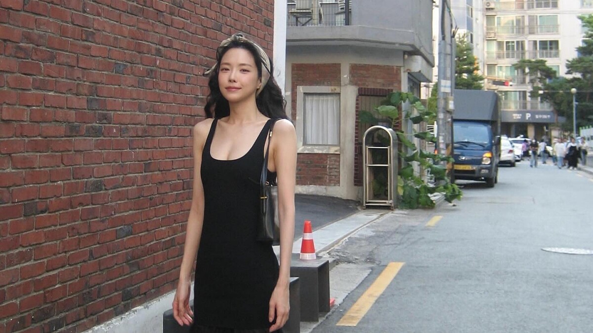 「緊身褲女神」孫娜恩《金特務》再掀話題！10套私服解析，韓網公認最耐看的女友感穿搭