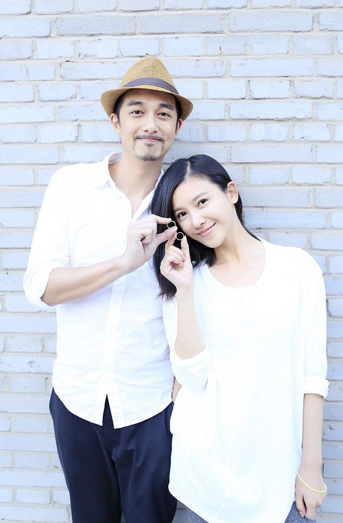吳中天與楊子姍手拿婚戒宣告結婚喜訊