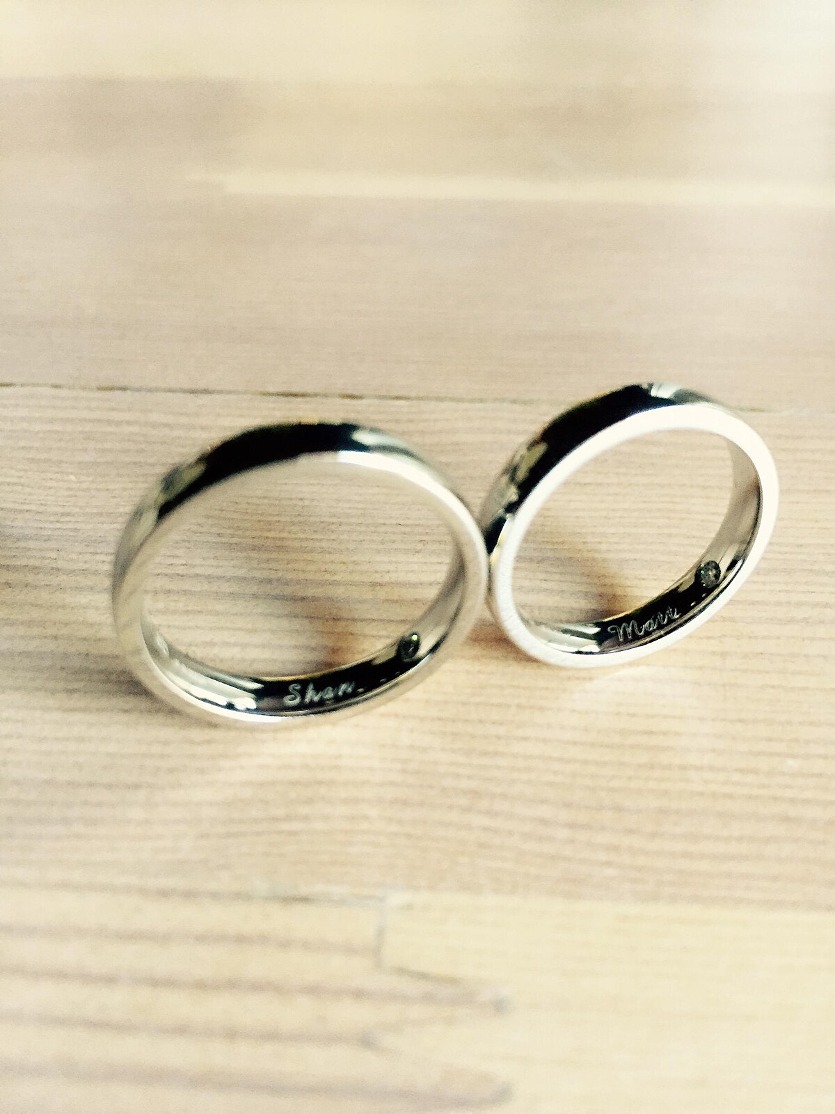 婚戒的細節:戒指內圈刻上兩人的英文名字「Matt」(吳中天)與「Shan」(楊子姍)