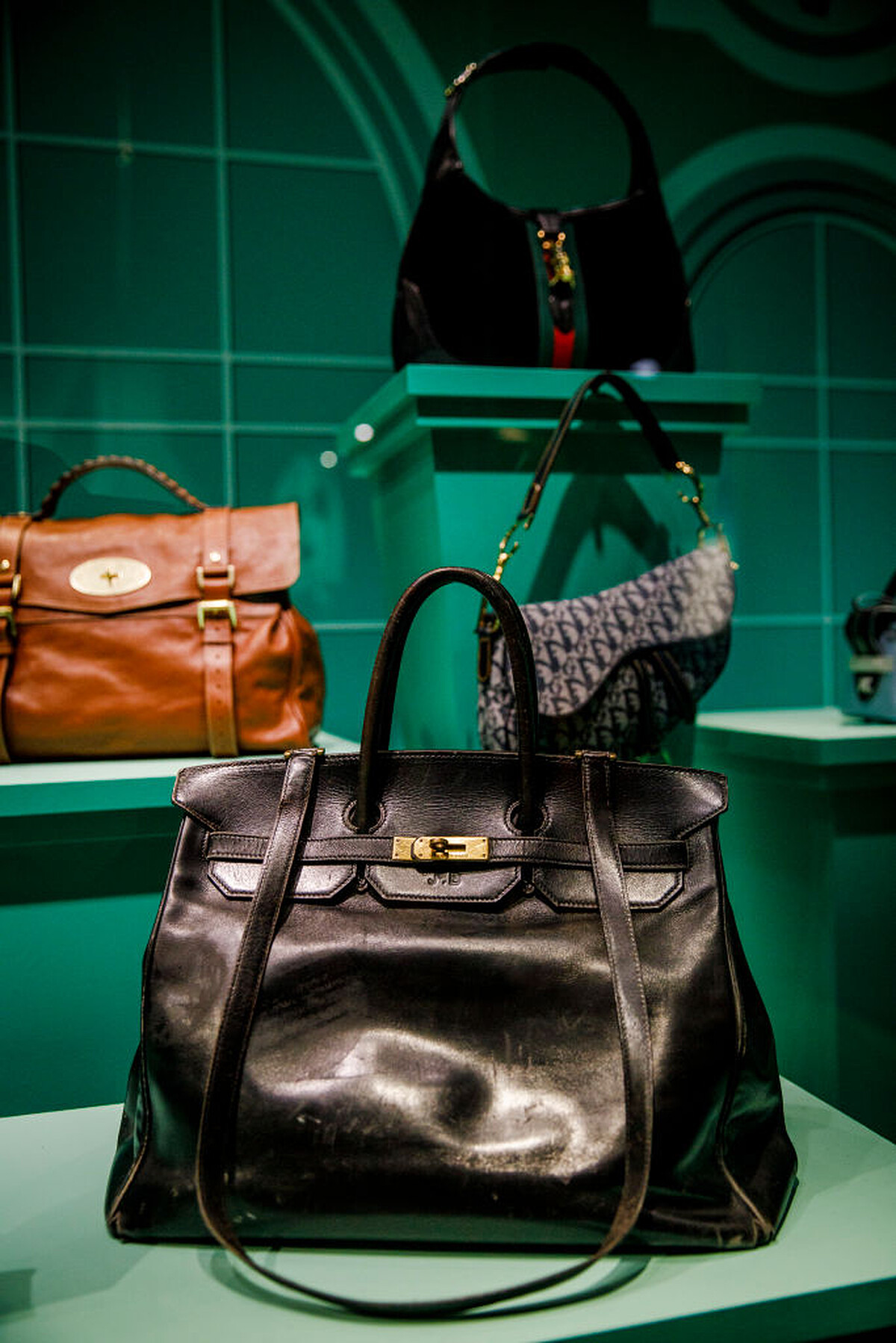英國倫敦,2020 年 12 月 8 日。愛馬仕(Hermès)為珍・柏金(Jane Birkin)打造的「Birkin」包款,於倫敦維多利亞與亞伯特博物館(Victoria and Albert Museum)舉行的《Bags: Inside Out》展覽媒體預展中公開展出。(攝影:Tristan Fewings/Getty Images)