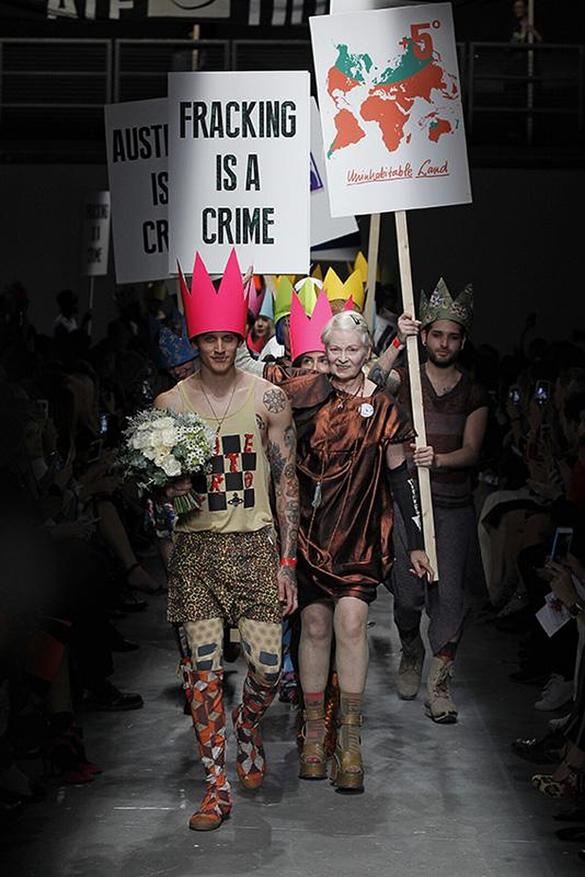 Vivienne Westwood 與模特兒在Red Label大秀謝幕遊行