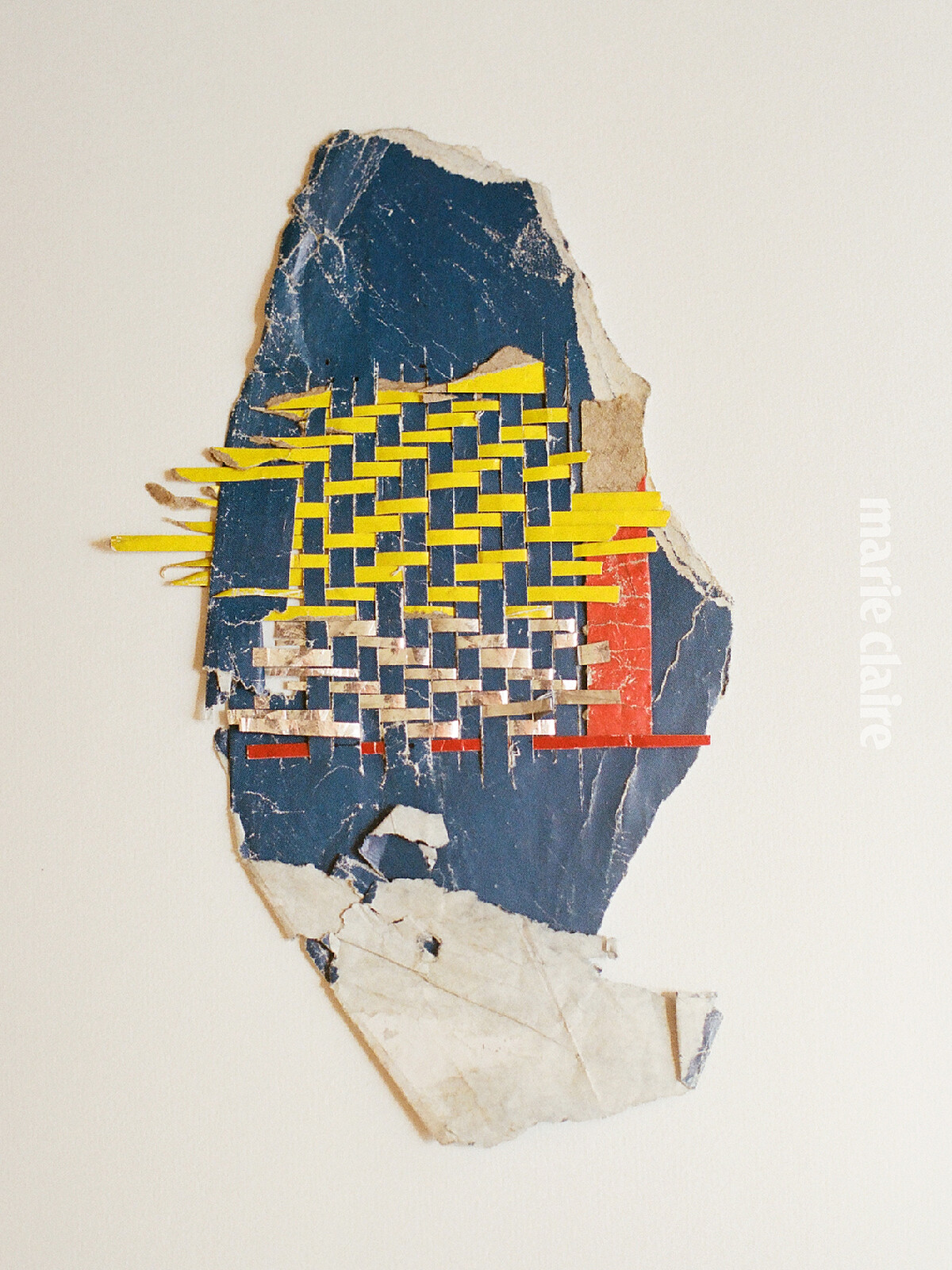 《The Accidental Weave 16》,以在巴黎拾得的彩色紙片編織而成。