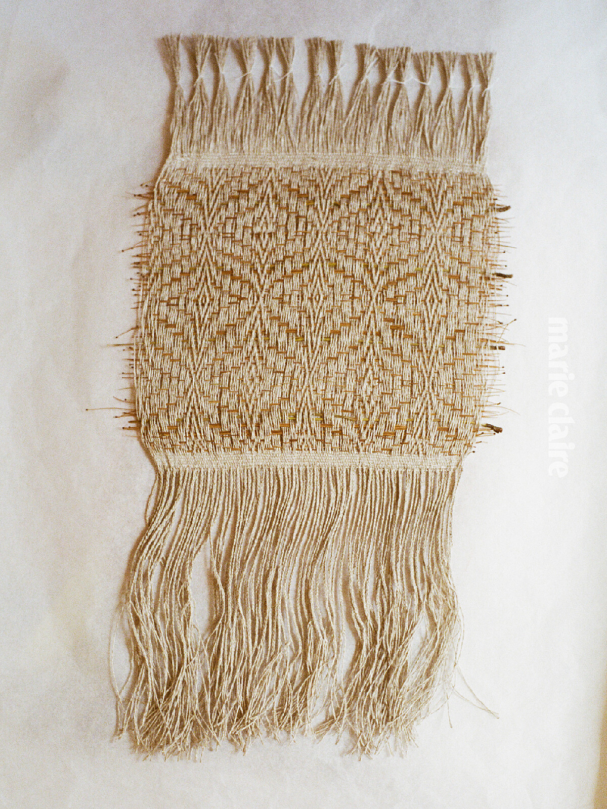 《The Accidental Weave 9》,用亞麻與松針完成。素材來自美國紐約的 Pine Plains。