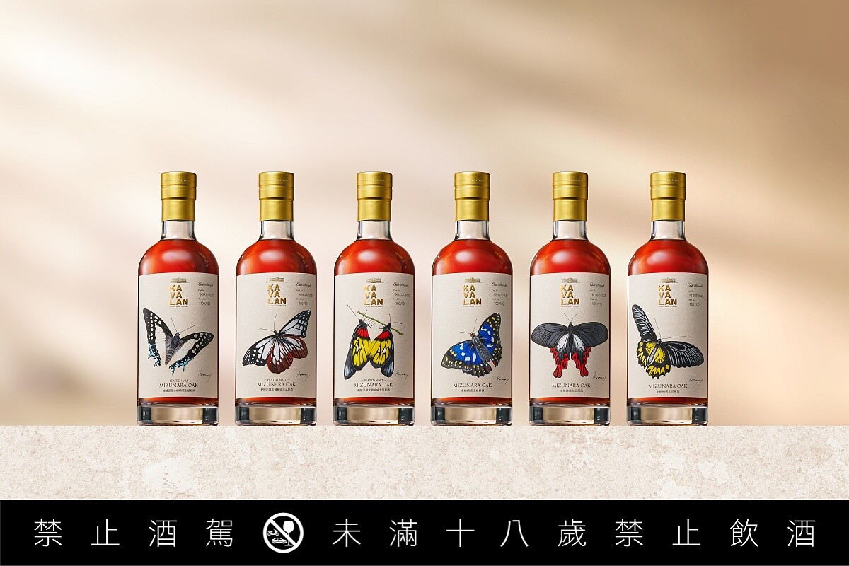 《手繪典藏雙入組》為藝術家親繪六款臺灣原生蝴蝶,以水楢桶及煙燻泥煤水楢桶兩兩成對,組成三款限量雙入典藏版本,每瓶皆附藝術家親筆簽名。