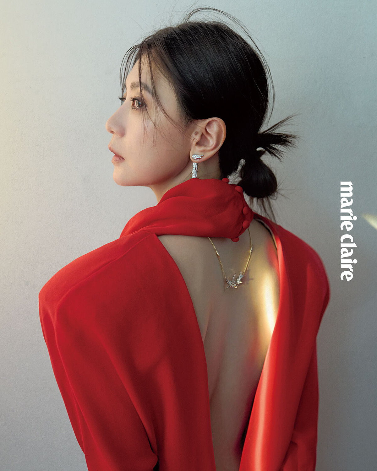 紅色長禮服,Valentino;石上鳥系列 Wings 鉑金鋪鑲鑽石耳環、寬版手環及寬版戒指、石上鳥系列 Lovebirds 鉑金與黃K金鑲嵌鑽石項鍊、戒指, all by Tiffany。
