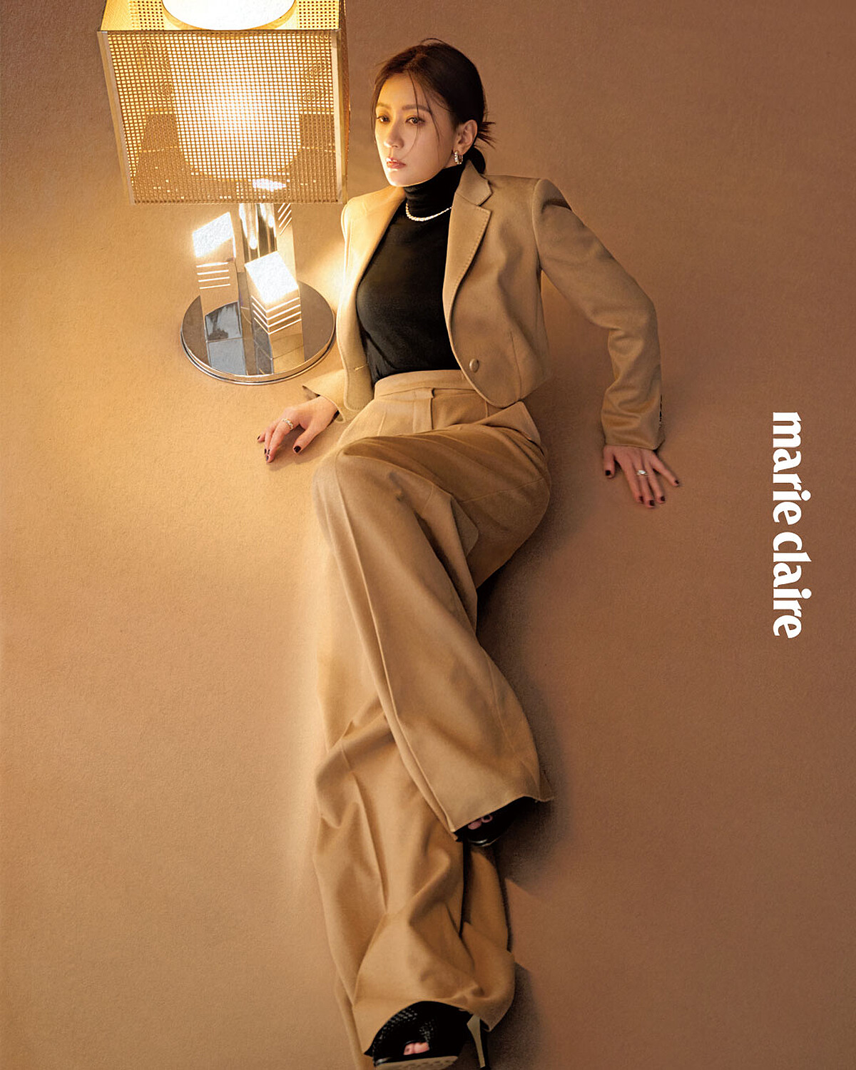 短版西裝外套、西裝寬褲、黑色高領上衣,all by Max Mara;黑色造型高跟鞋,Bottega Veneta;Sixteen Stone 鉑金與黃K金鑲鑽耳環、項鍊及戒指、Sixteen Stone 鉑金與黃金單鑽戒指, all by Tiffany。