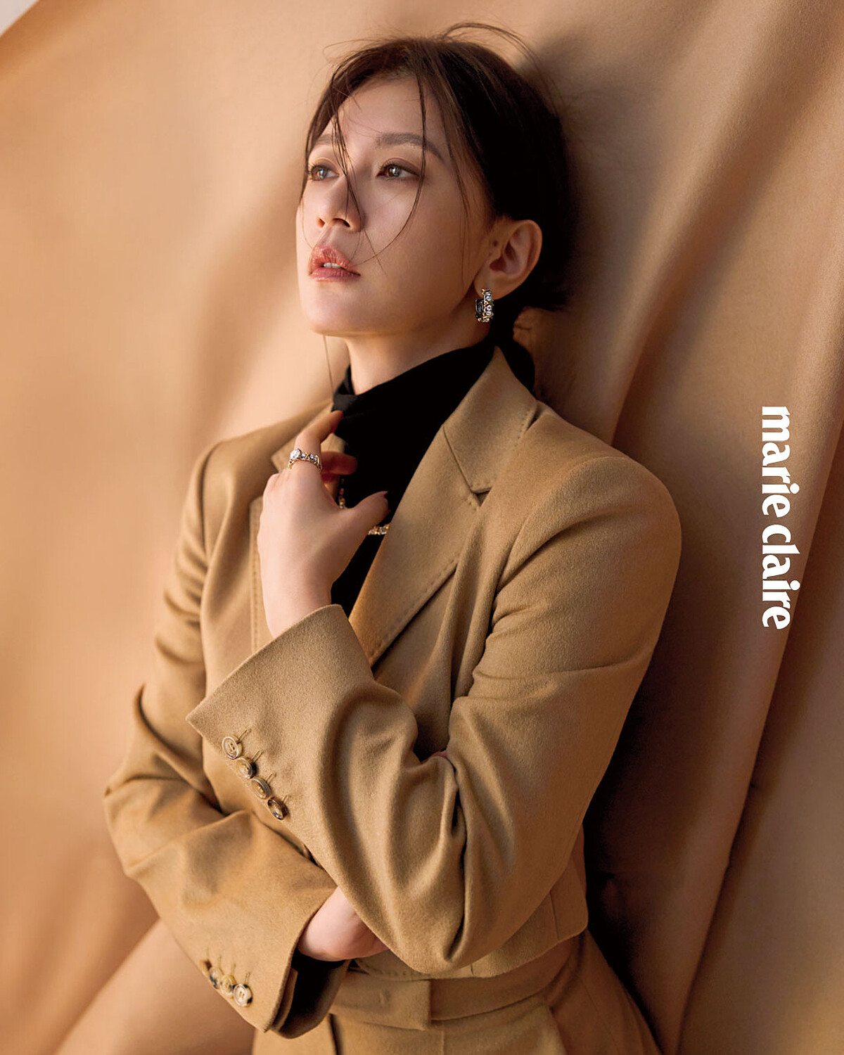 短版西裝外套、西裝寬褲、黑色高領上衣,all by Max Mara;Sixteen Stone 鉑金與黃K金鑲鑽耳環、項鍊及戒指、Sixteen Stone 鉑金與黃金單鑽戒指, all by Tiffany。
