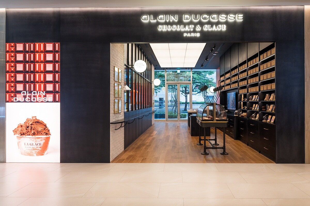 近日,品牌宣布全球首間巧克力、冰淇淋「Alain Ducasse Chocolat & Glace Paris」雙品牌概念店插旗臺北。