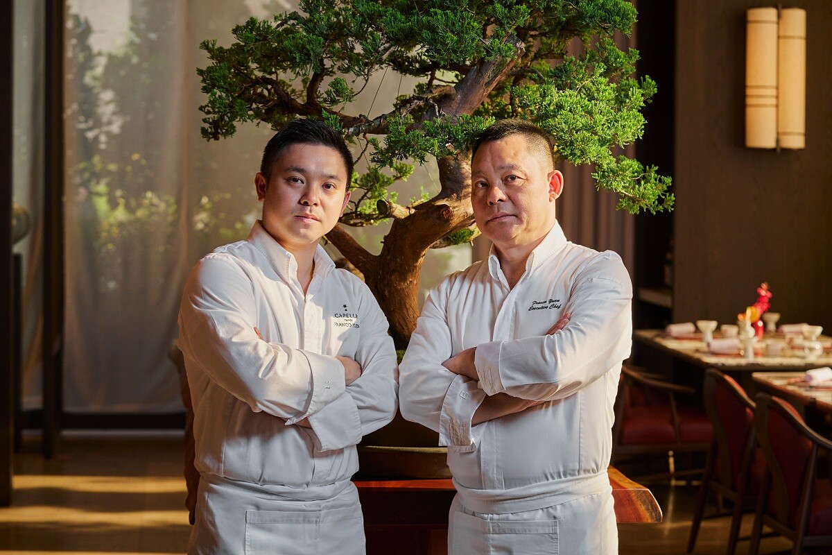 臺北嘉佩樂酒店中餐廳「榕居」主廚袁柏勳與父親父親袁楚梓師傅。