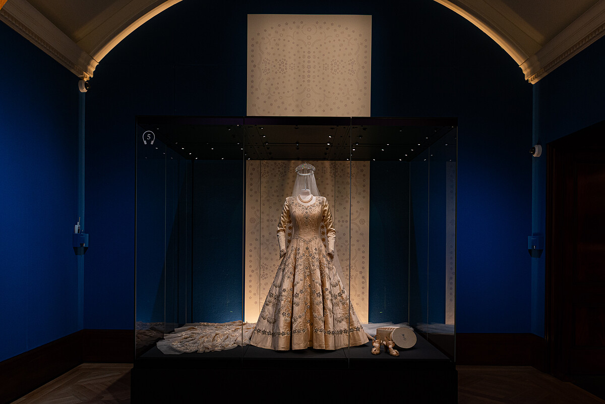 《Queen Elizabeth II: Her Life in Style》現正於白金漢宮國王美術館展出。