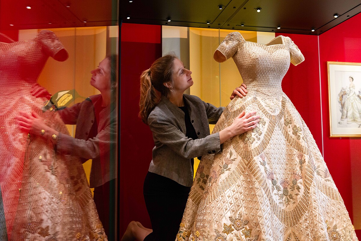 《Queen Elizabeth II: Fashion and Style book》展覽現場。