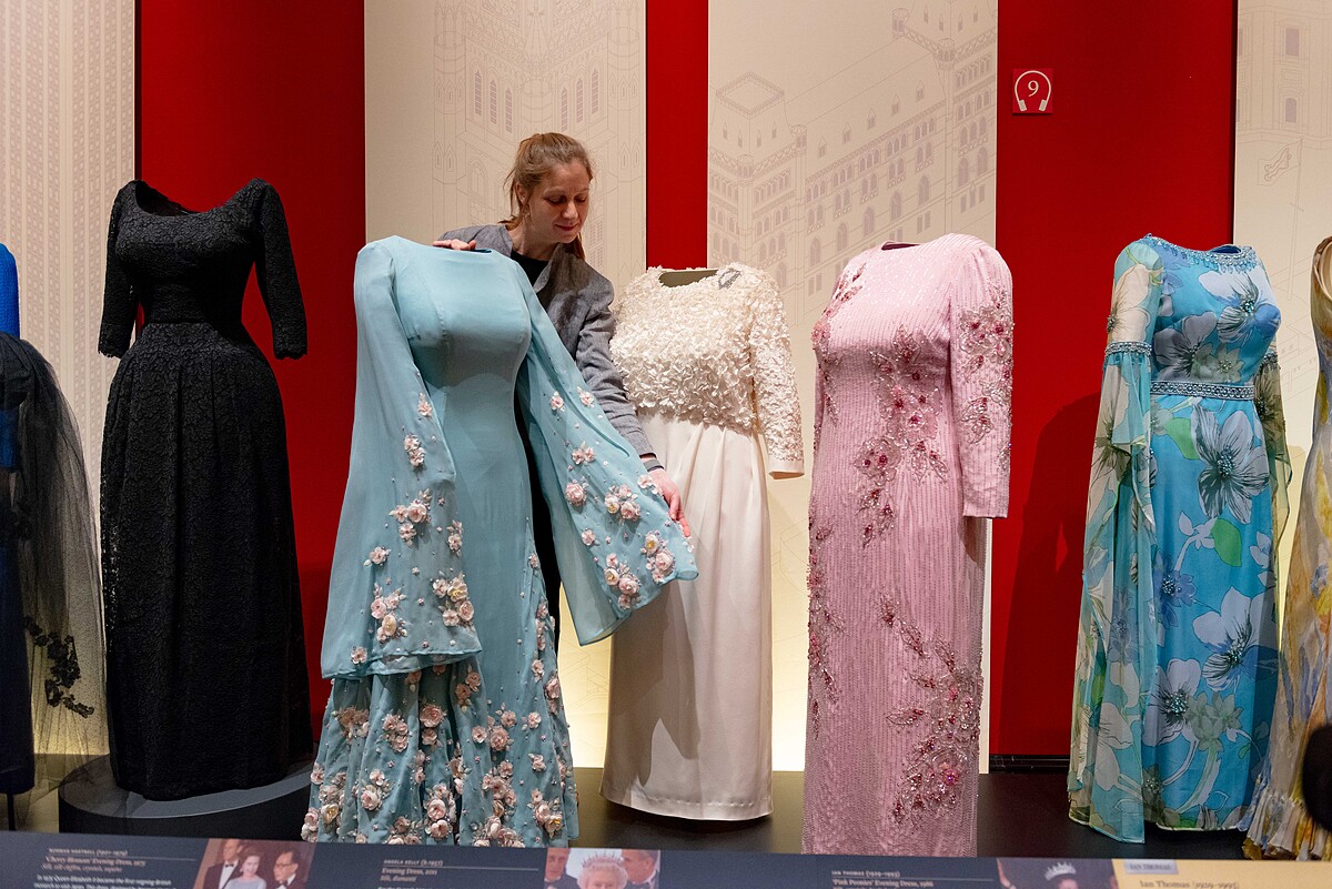 《Queen Elizabeth II: Fashion and Style book》展覽現場。