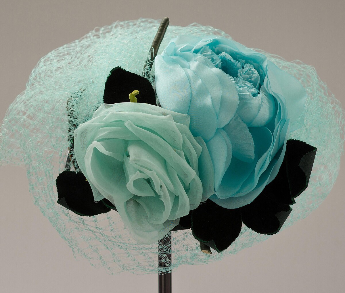 帽飾為Claude St Cyr所製，玫瑰花呼應瑪格麗特公主中間名「Rose」。