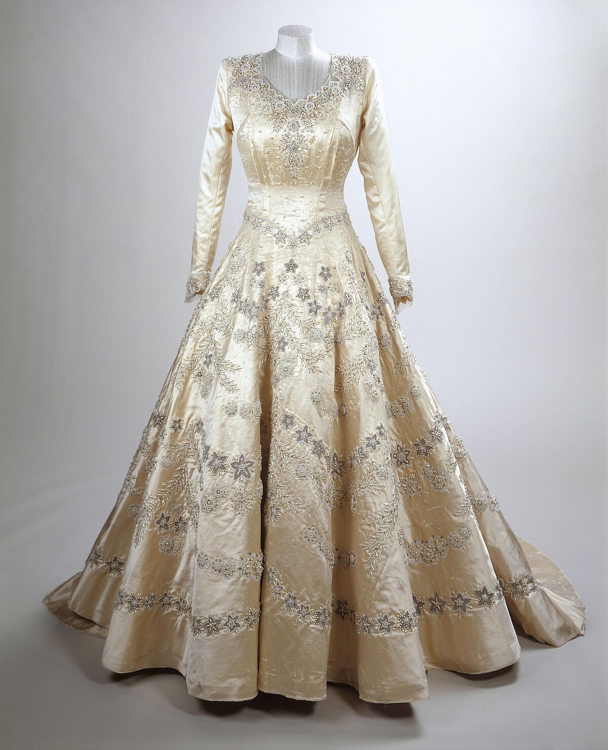 1947年的婚服，以及瑪王后穗狀鑽石王冠。