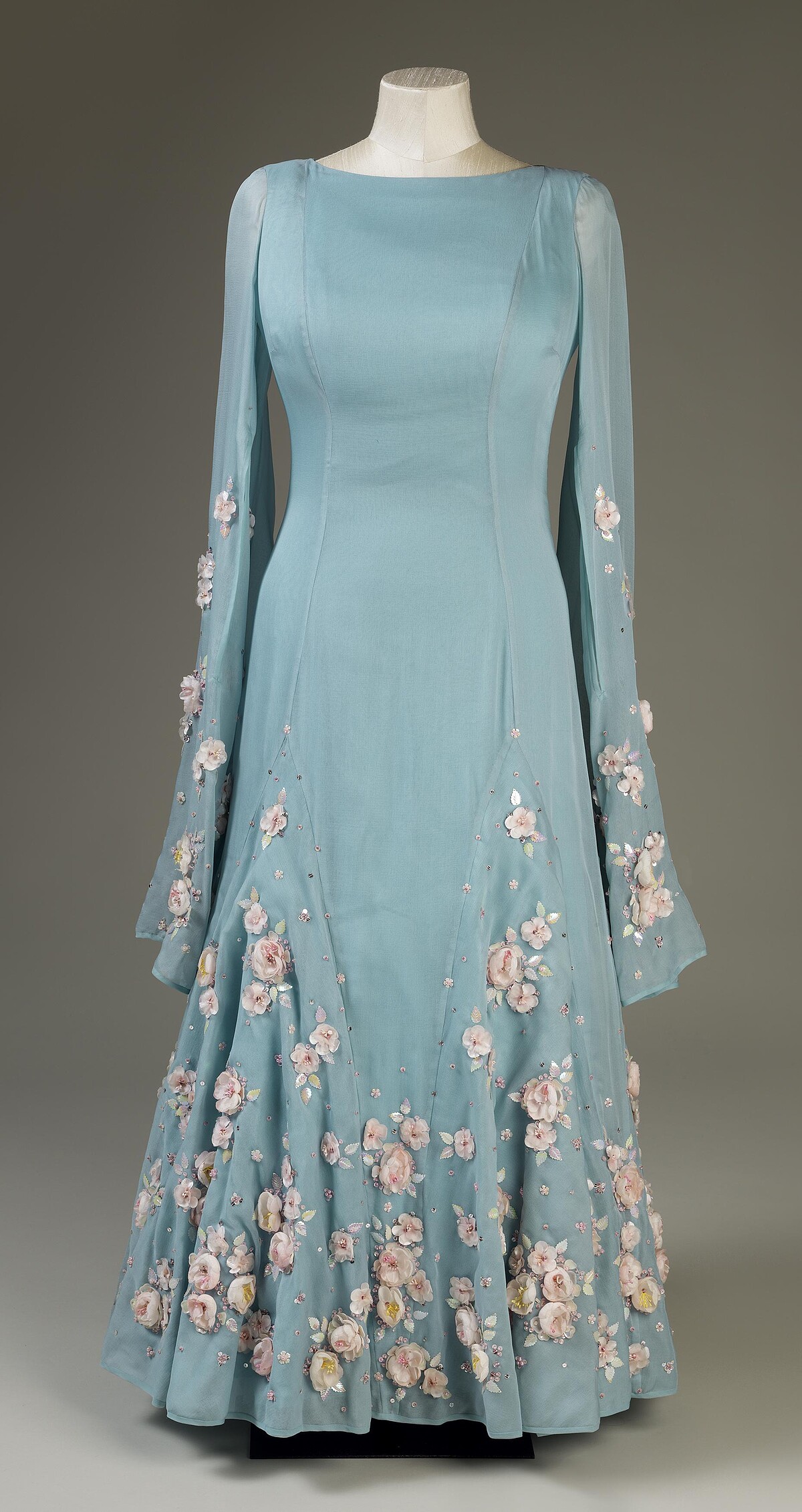 〈Cherry Blossom晚裝〉，Norman Hartnell，1975年出訪日本所穿，於袖口與裙擺縫製櫻花綴飾。