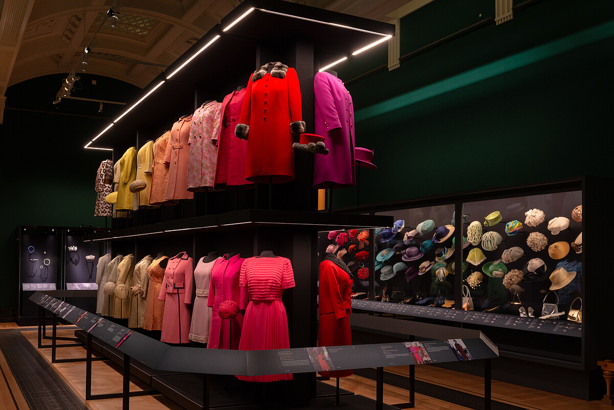 伊莉莎白二世最大時尚特展《Queen Elizabeth II: Her Life in Style》開箱！300件女王服裝、婚紗、加冕禮服一次看