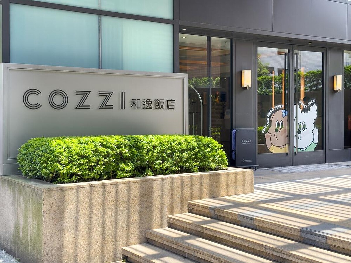 和逸飯店‧台北民生館 / 一樓大廳換上兩位夥伴窗貼裝飾，打造今夏最療癒住宿