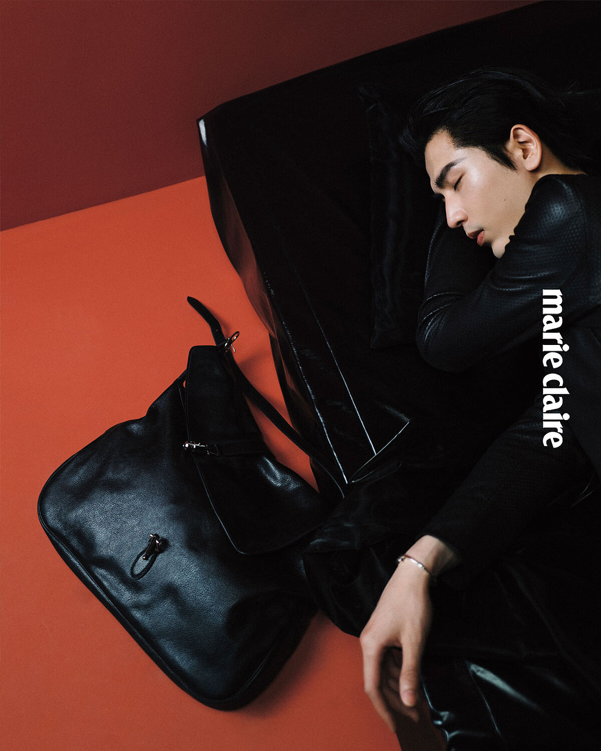 JACKIE 系列大型斜背包、黑色皮質外套、銀色手鐲,all by Gucci。