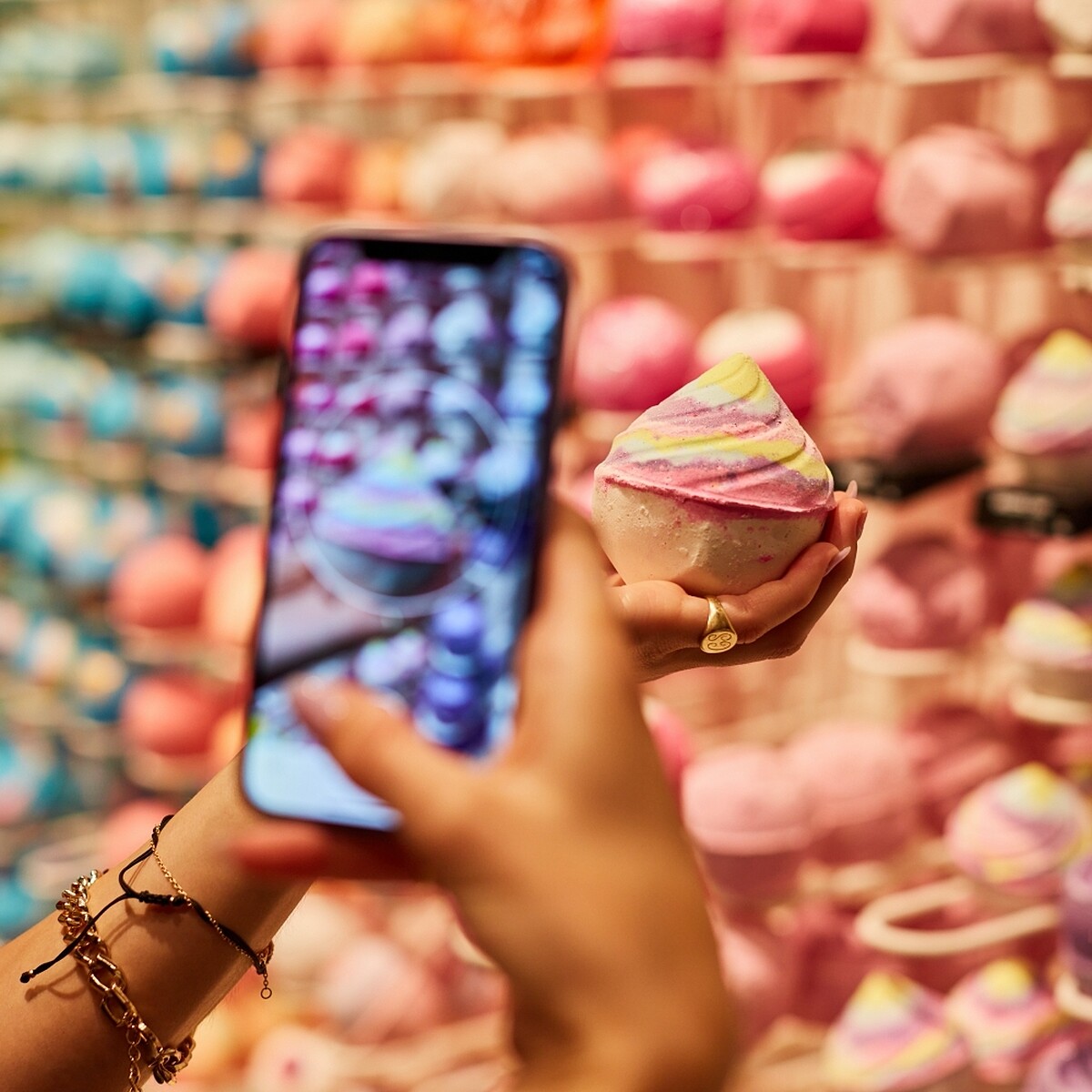 Lush Lens功能,只要開啟Lush App掃描產品,就能立即查看產品資訊、使用方式及相關內容,讓裸裝產品即使沒有包裝標示,也能輕鬆取得所需資訊。