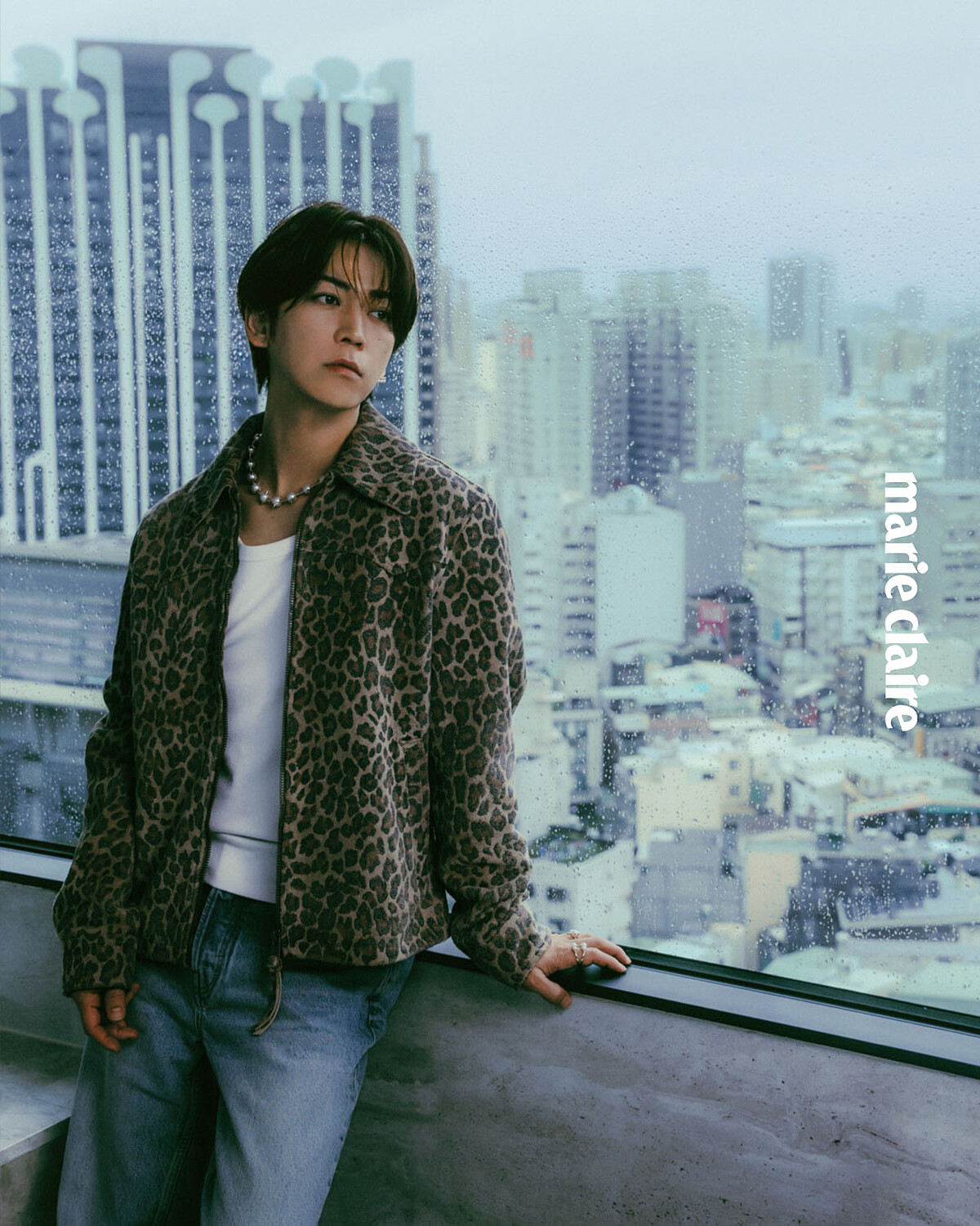 豹紋夾克、直筒牛仔褲、白色背心，all by AllSaints； danger plus 耳環，18K黃金/阿古屋珍珠、danger orb 項鍊，18K黃金/南洋珍珠、danger signature 戒指，18K黃金/阿古屋珍珠、danger orb 戒指，18K黃金/阿古屋珍珠，all by TASAKI。