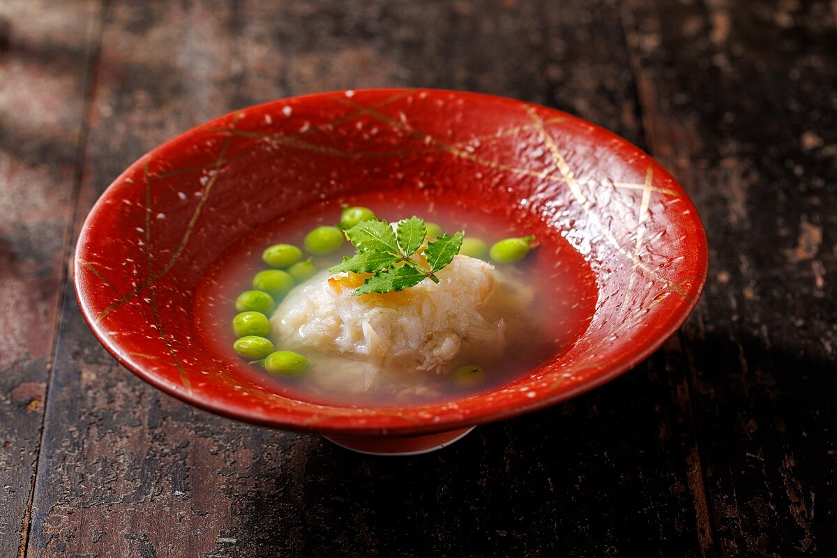 盛夏旬味海松貝依不同部位分段料理,完整呈現鮮甜飽滿的風味。
