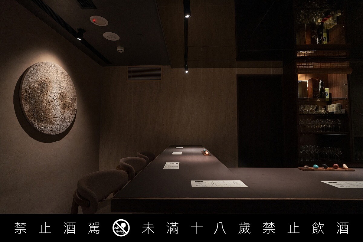和庵清酒舖設有10席板前品飲空間,以近距離交流的方式,提供自在且具互動性的品飲體驗。
