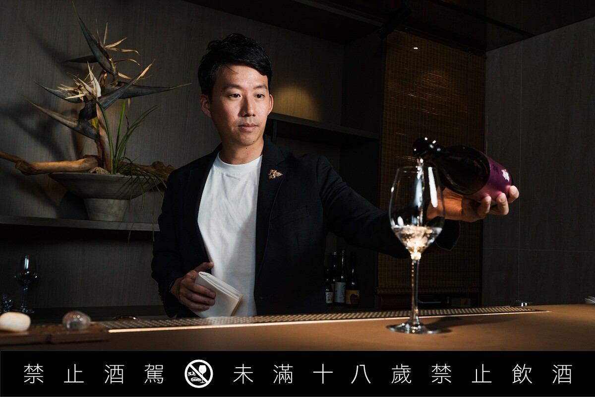 世界唎酒師冠軍張鴻亮親自選酒。