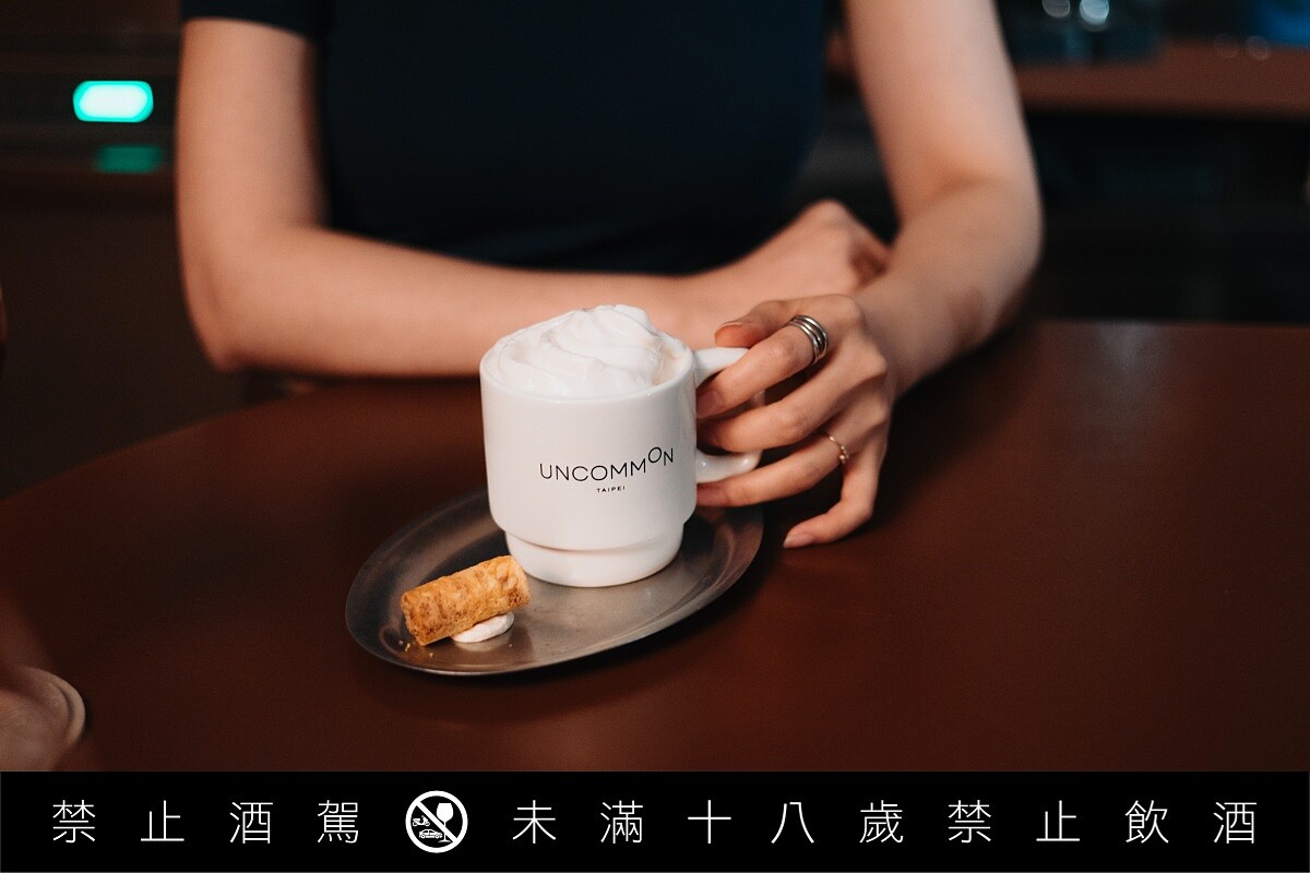 把咖啡與鹹香風味連結在一起的「Espresso Cuptini 大人的肉鬆拿鐵」。