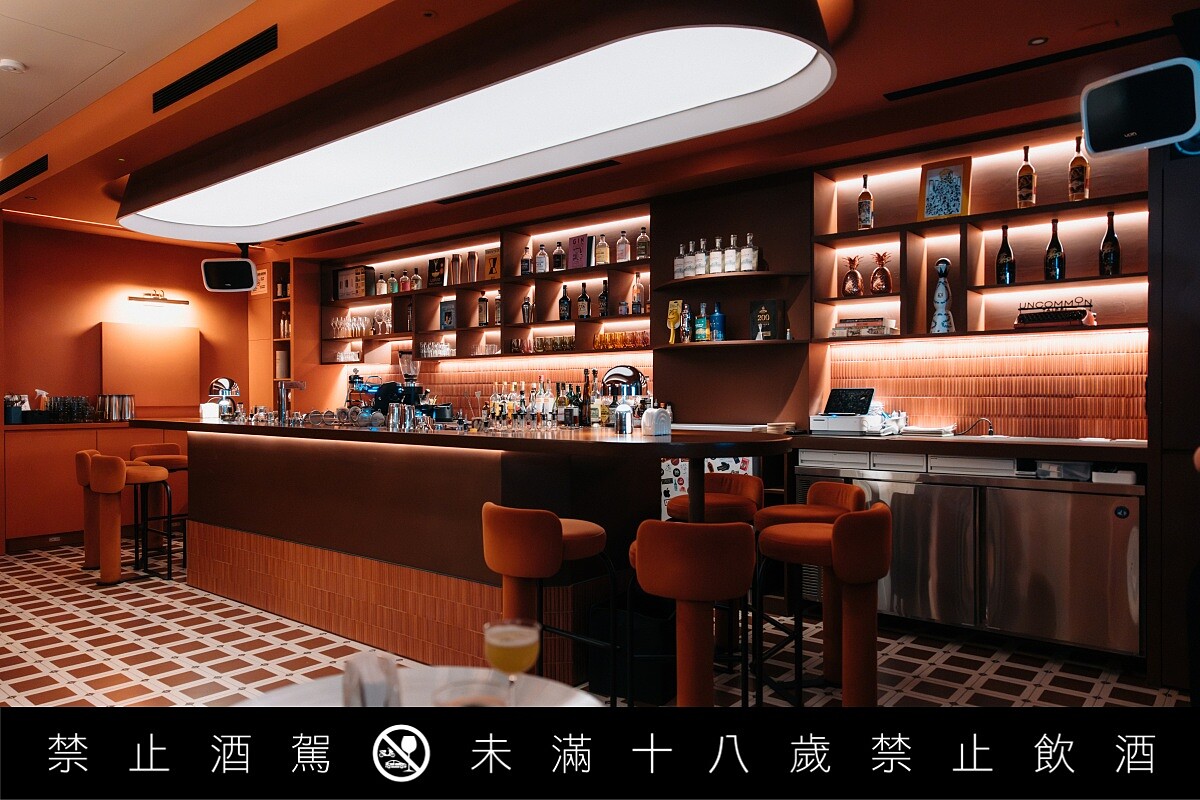 空間明顯看出使用許多圓弧線條。
