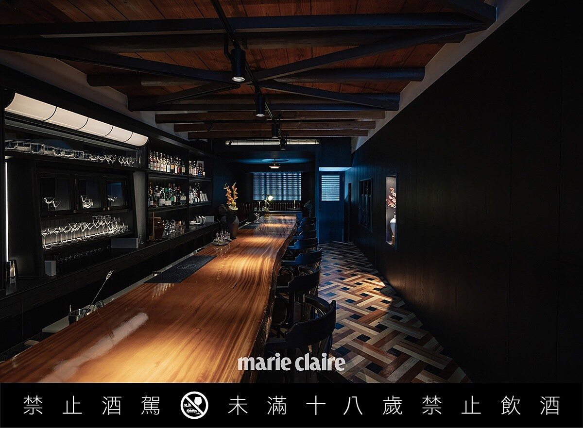 七百公分的烏心石木吧台搭配上 Thonet 的扶手椅,加上深色色調,成為臺南少見、靜謐的酒吧空間。