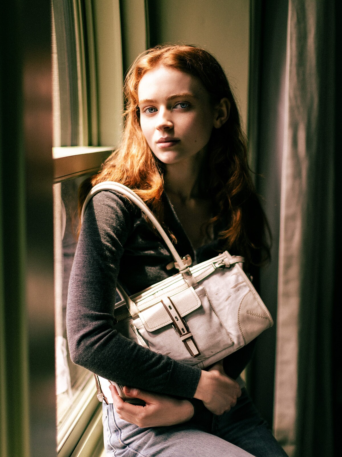 除了演員身分,Sadie Sink 也是 Prada 品牌大使,曾擔綱品牌攜手《國家地理》打造的 Re-Nylon 永續形象企劃主角,並頻繁以訂製 Prada 造型亮相國際紅毯與米蘭時裝週,展現品牌新世代繆思的鮮明形象。