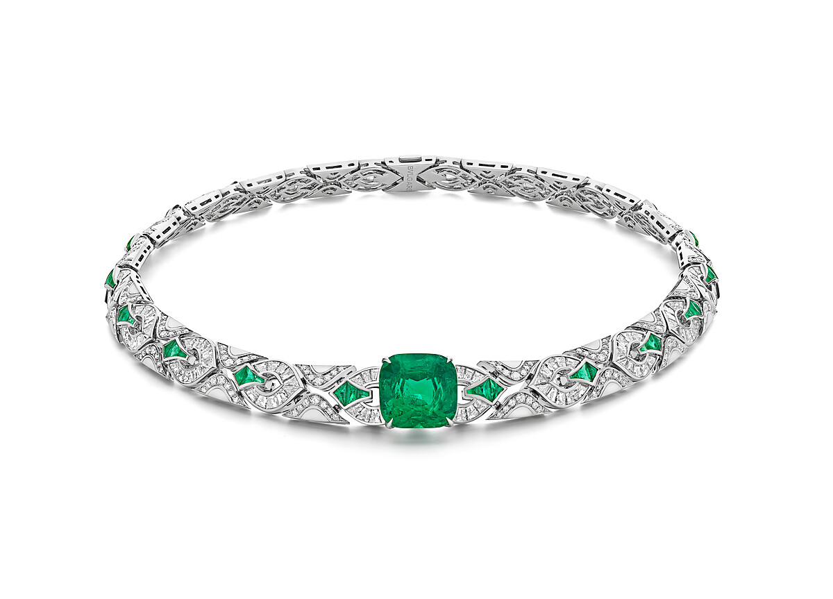 BVLGARI 頂級鉑金祖母綠與鑽石項鍊 頂級鉑金項鍊,鑲嵌1顆枕形切割哥倫比亞祖母綠(重約10.88克拉)、 60顆buff-top弧圓形切割祖母綠(總重約2.97克拉),92顆花式階梯形切割鑽石(E-G VVS-VS總重約6.87克拉)與密鑲鑽石(D-F IF-VVS總重約11.84克拉)。