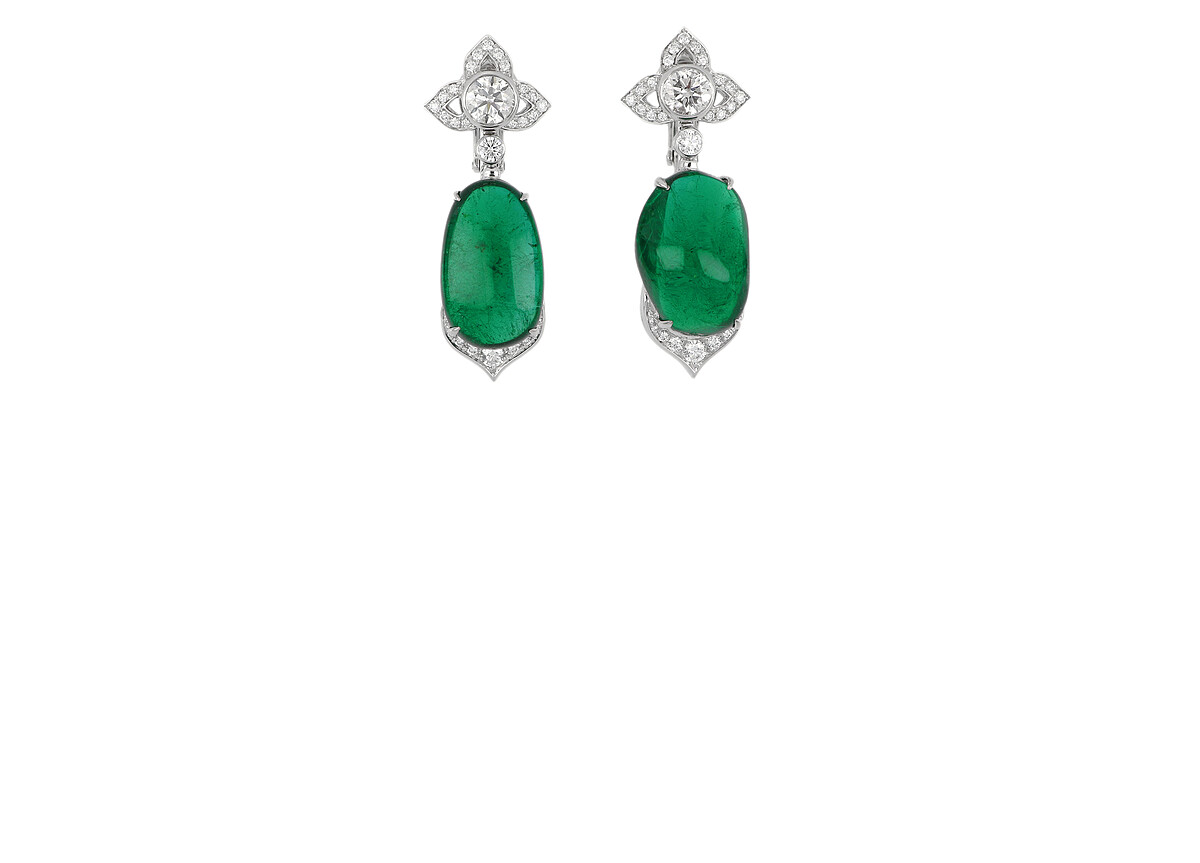 BVLGARI Evergreen Transformation 頂級白金祖母綠與鑽石耳環 頂級白金耳環,鑲嵌2顆尚比亞祖母綠(分別重約20.994克拉和17.162克拉)、2顆圓形切割鑽石(F VVS2重約0.90克拉和F VVS2重約0.90克拉)、2顆圓形切割祖母綠(總重約0.10克拉)、32顆buff-top弧圓形切割祖母綠(總重約0.41克拉)與密鑲鑽石(D-E VVS總重約1.08克拉)。