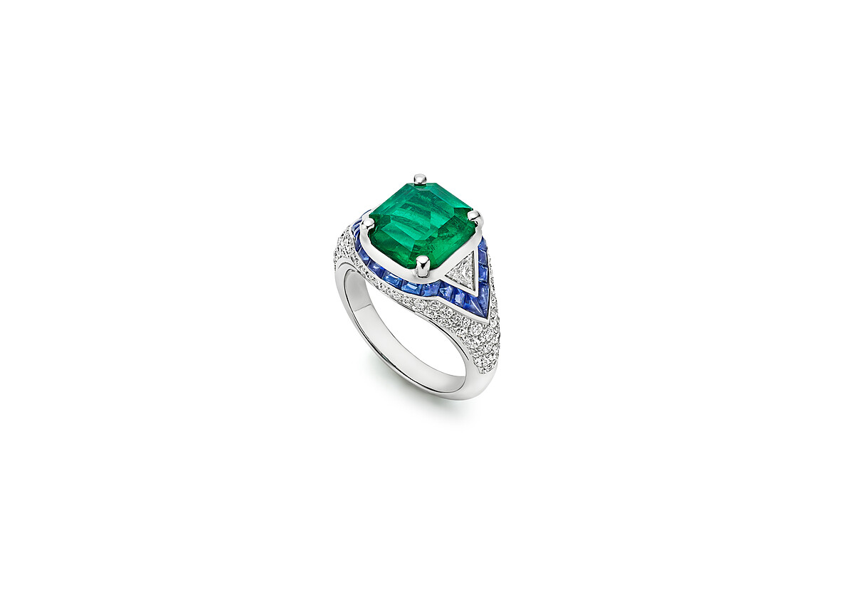 BVLGARI 頂級鉑金祖母綠、藍寶石與鑽石戒指 頂級鉑金戒指,鑲嵌1顆矩形切割哥倫比亞祖母綠(重約3.55克拉)、2顆三角形切割鑽石(總重約0.24克拉)、24顆buff-top弧圓形切割藍寶石(總重約1.07克拉)與密鑲鑽石(D-F IF-VVS總重約1.16克拉)。