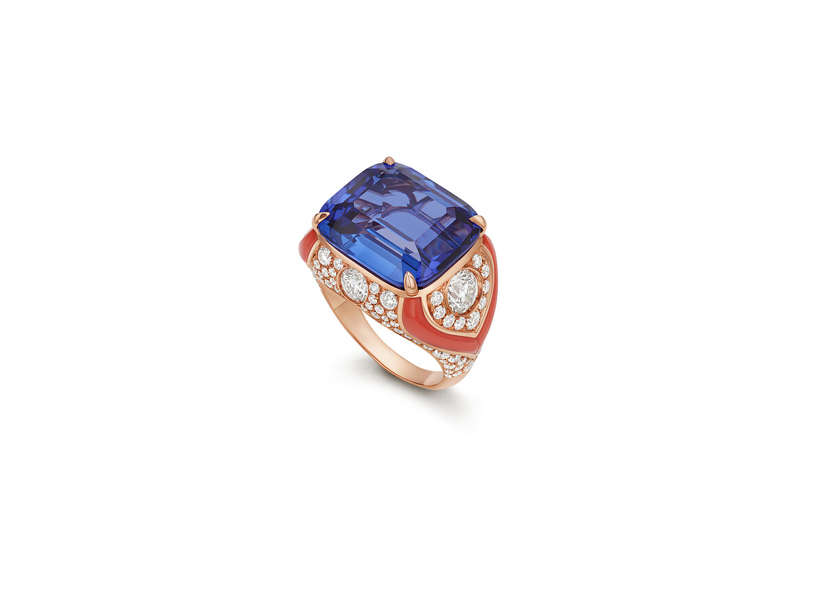 BVLGARI 頂級玫瑰金珊瑚、坦桑石與鑽石戒指 頂級玫瑰金戒指,鑲嵌珊瑚、1顆枕形切割坦桑石(重約12.56克拉)、2顆圓形切割鑽石(D-F VVS總重約0.80克拉)與密鑲鑽石(D-F IF-VVS總重約1.53克拉)。