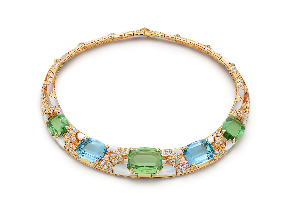 BVLGARI 頂級黃金彩寶與鑽石項鍊 頂級黃金項鍊,鑲嵌珍珠母貝、3顆枕形切割綠碧璽(總重約59.09克拉)、2顆枕形切割海藍寶石(總重約34.90克拉)與密鑲鑽石(D-F IF-VVS 總重約9.40克拉)。