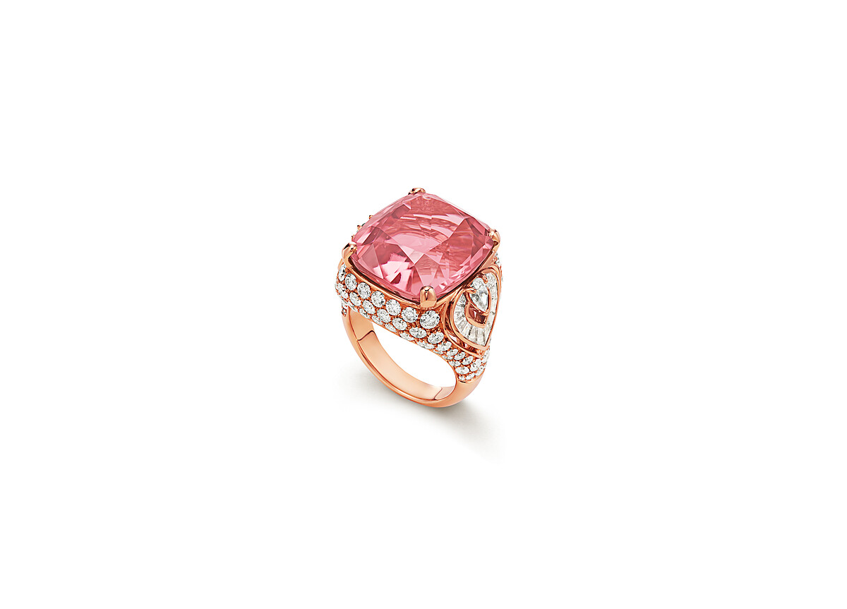 BVLGARI 頂級玫瑰金粉色碧璽與鑽石戒指 頂級玫瑰金戒指,鑲嵌1顆枕形切割粉紅碧璽(重約18.62克拉)、2顆梨形切割鑽石(D-F VVS總重約0.38克拉)、24顆階梯形切割鑽石(E-G VVS-VS總重約0.97克拉)與密鑲鑽石(D-F IF-VVS 總重約2.71克拉)。