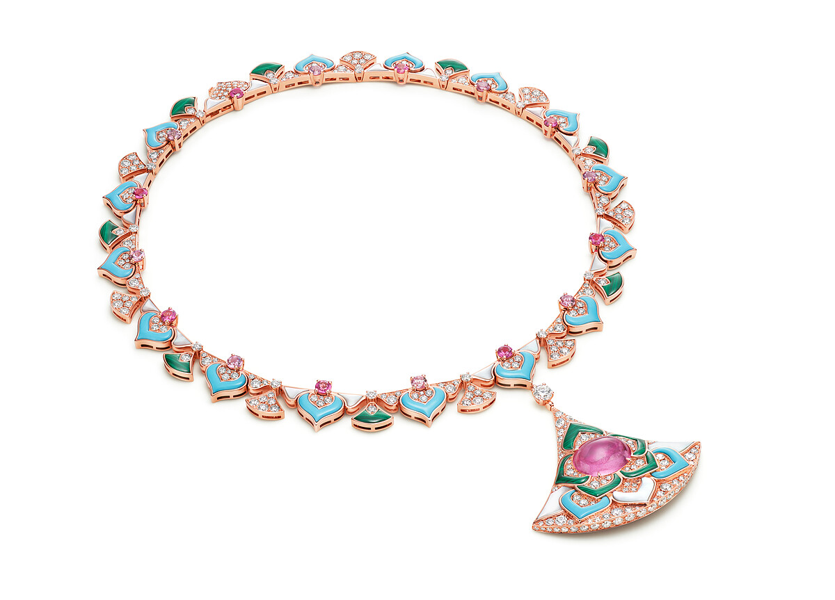 BVLGARI Divas‘ Dream系列 頂級玫瑰金彩寶與鑽石項鍊 頂級玫瑰金項鍊,鑲嵌孔雀石、珍珠母貝、綠松石、1顆橢圓形蛋面切割粉紅碧璽(重約8.01克拉)、8顆圓形切割粉紅碧璽(總重約1.82克拉) 、8顆圓形切割摩根石(總重約1.78克拉)與密鑲鑽石(D-F IF-VVS總重約9.71克拉)。