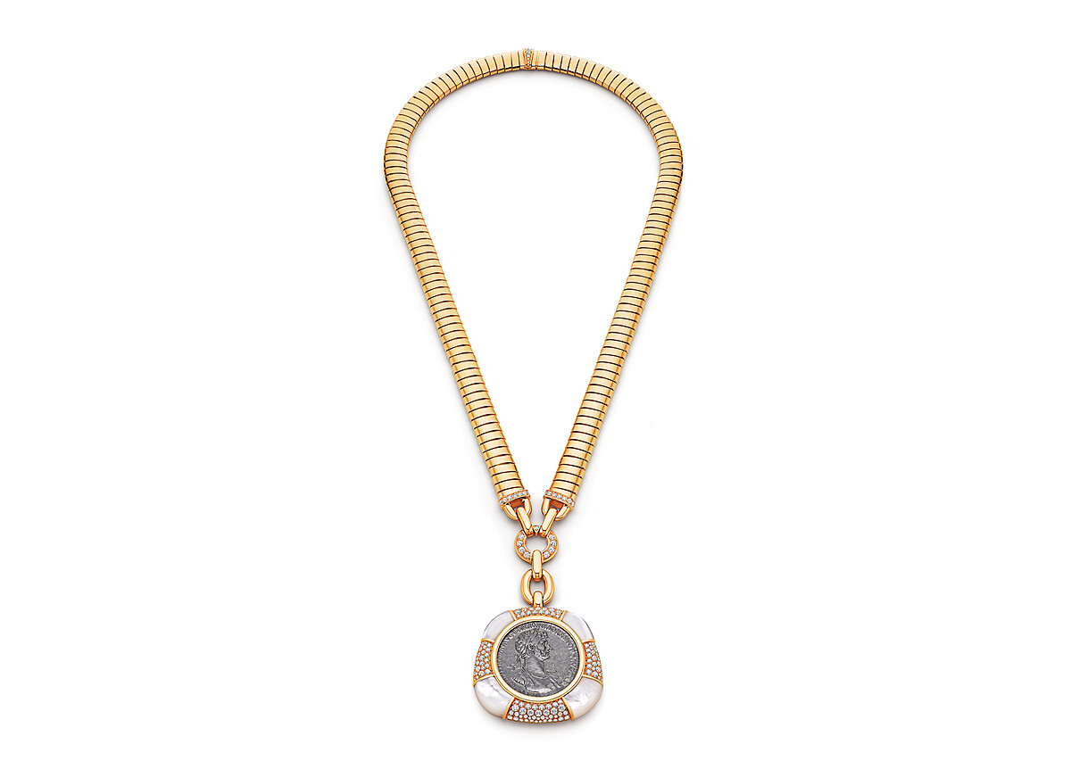 BVLGARI Monete系列 頂級黃金珍珠母貝與鑽石古幣項鍊 頂級黃金項鍊,鑲嵌珍珠母貝、1 枚公元前 117-138 年羅馬帝國哈德良肖像青銅古幣與密鑲鑽石(D-F IF-VVS 總重約4.07克拉)。