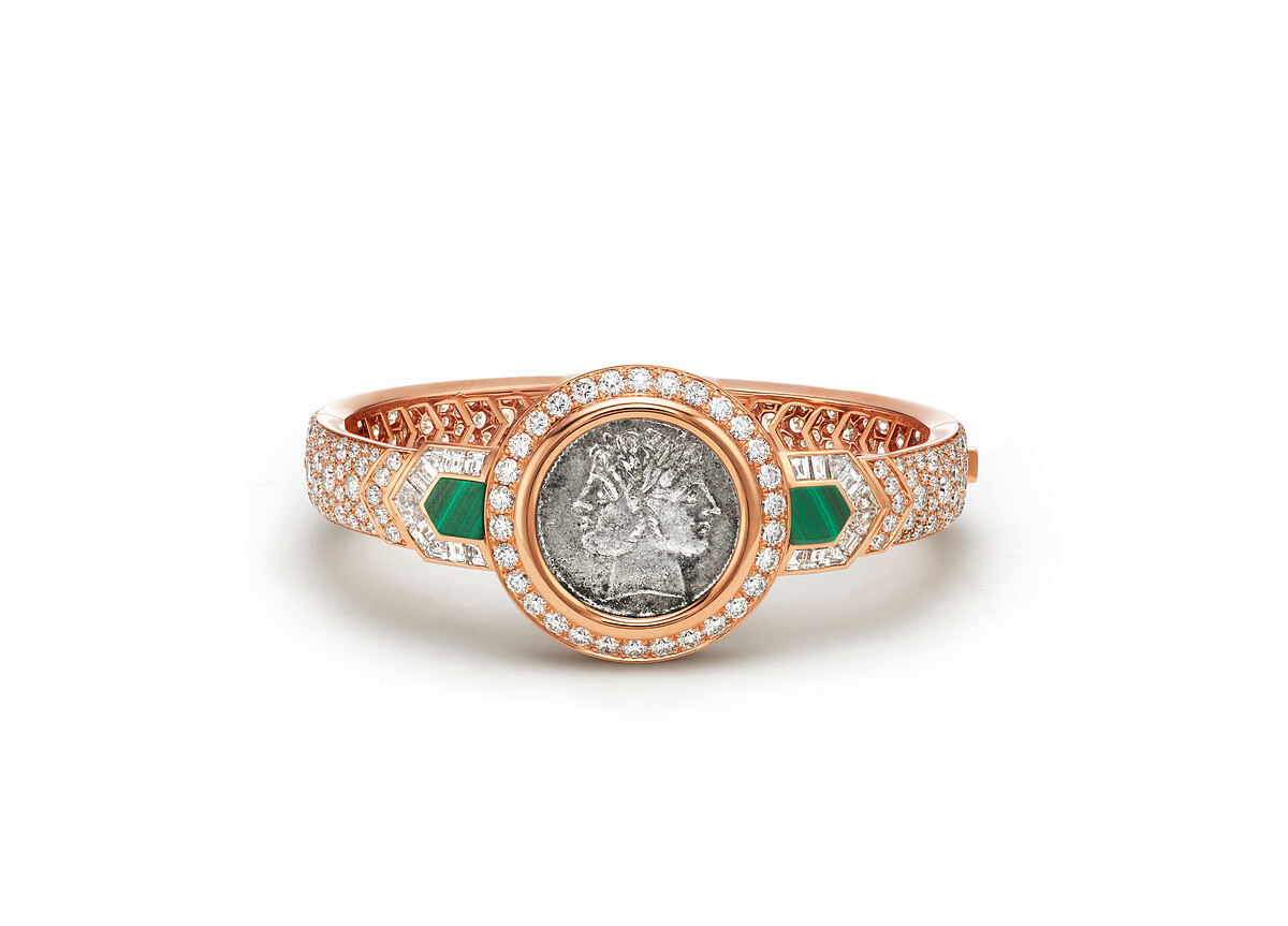 BVLGARI Monete系列 頂級玫瑰金彩寶與鑽石古幣手環 頂級玫瑰金手環,鑲嵌孔雀石、1 枚公元前 225-214 年羅馬帝國雅努斯肖像銀幣、20顆階梯形切割鑽石(D-F VVS-VS 總重約1.29克拉)與密鑲鑽石(D-F IF-VVS 總重約9.92克拉)。