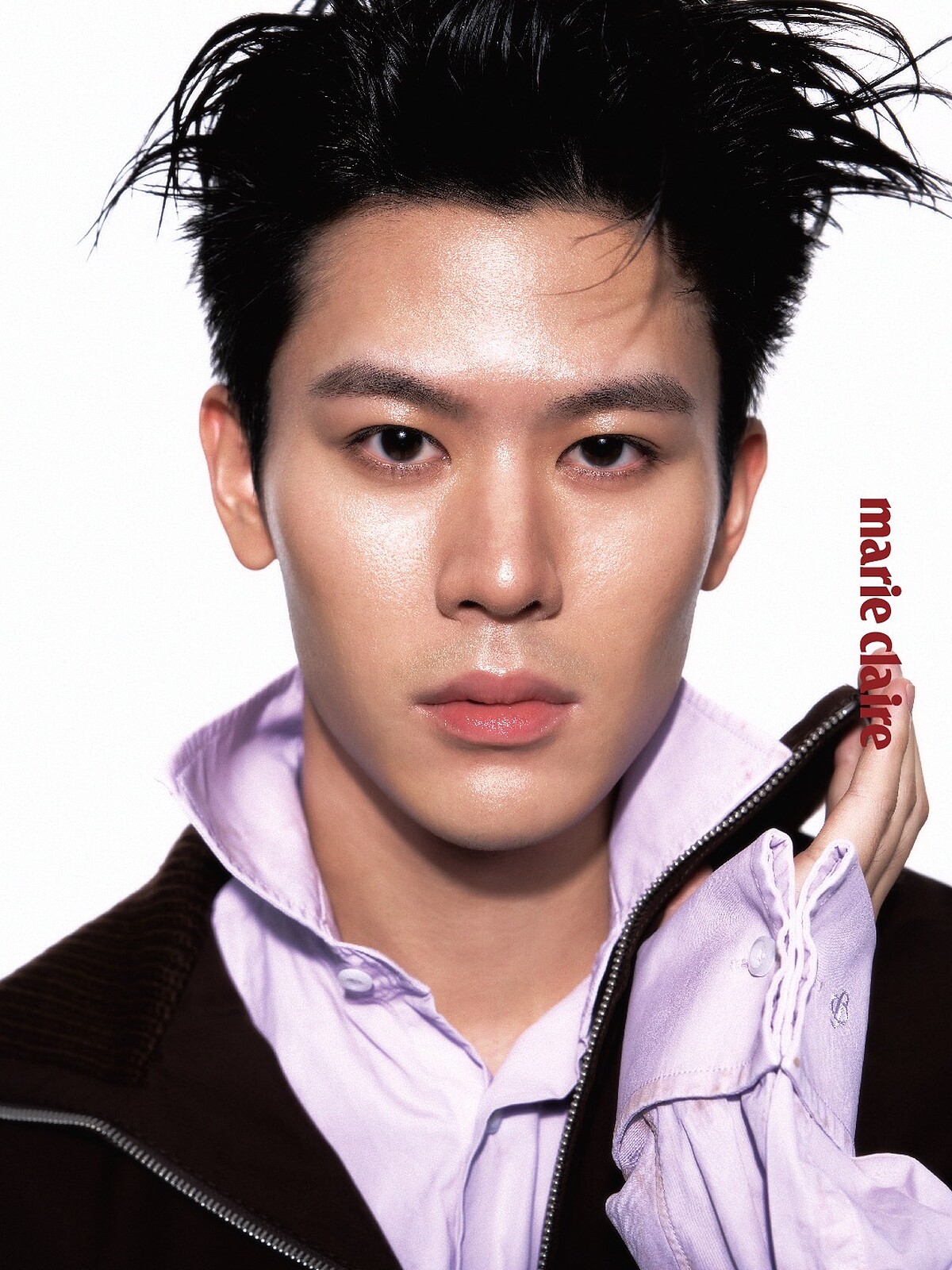 可可棕色外套、淡紫色襯衫、黑色西裝褲,all by Prada。